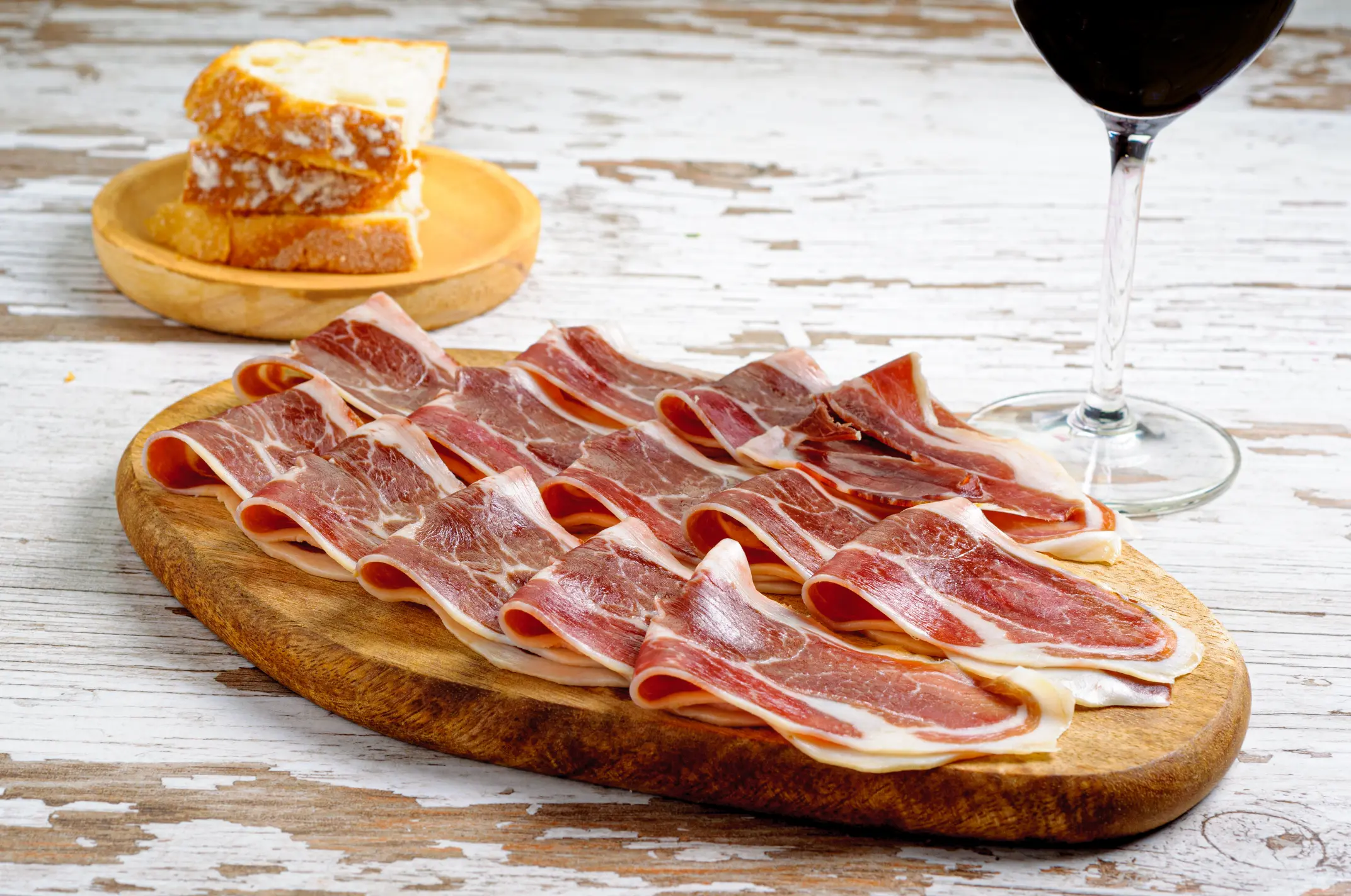 Fotografía gastronómica de plato principal en ambiente elegante, resaltando detalles y textura