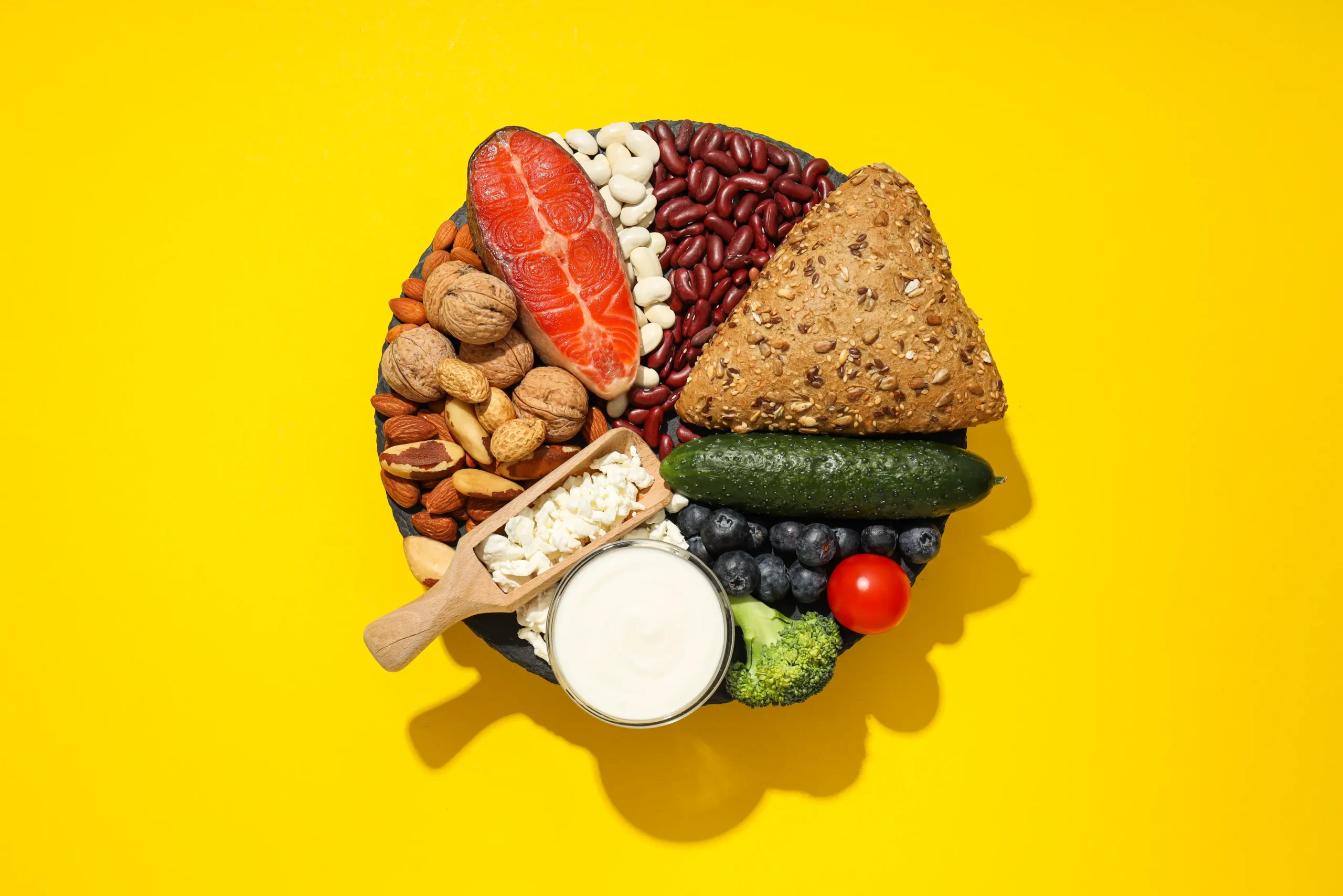 Fotografía de plato gastronómico en fondo blanco, resaltando forma y color del alimento